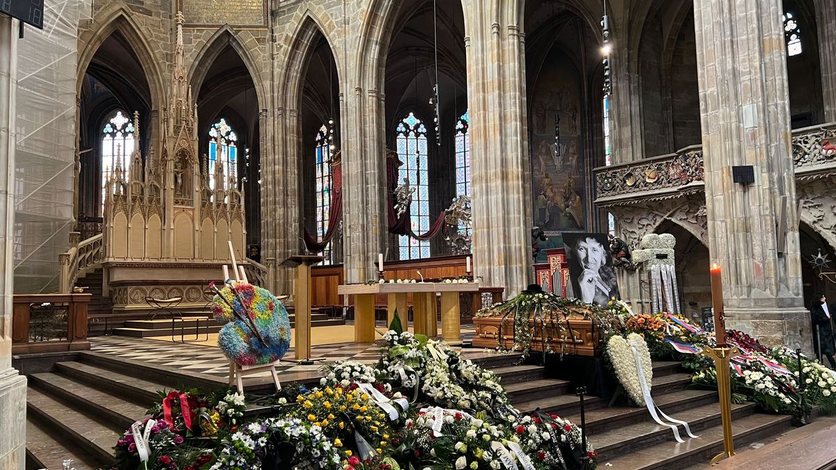 Poslední rozloučení s Jurajem Jakubiskem proběhlo ve svatovítské katedrále